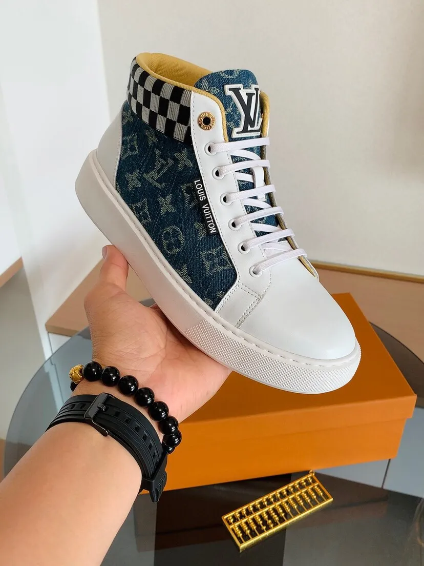 Factory price 440. [LV] Louis Vuitton's new high-top men's genuine leather casual shoes, foamed light sole. The highest version on the market, any comparison is welcome🆚! The original leather has excellent texture and is super high-end! Fetal sheep net lining imported from Italy, removable pad! Luxurious materials and fine workmanship, highly recommended! Code number: 38-44